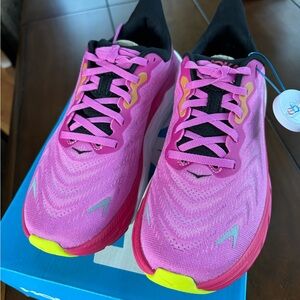 HOKA Women’s Arahi 6. Size 8. NWT
Strawberry Pink